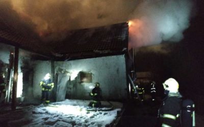 Požár rodinného domu v Malé Morávce způsobil škodu za 1,5 milionu korun, zasahovalo při něm devět jednotek hasičů