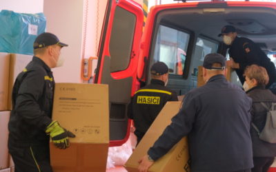 Hasiči rozváželi po Moravskoslezském kraji respirátory pro školy