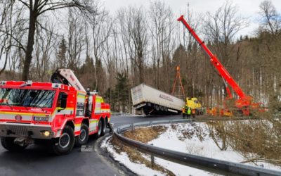 Polský kamion visel na Vrbensku ze srázu jen díky svodidlům