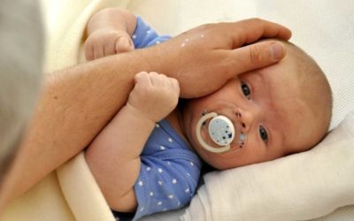 Poslanci jednají o zrušení kojeneckých ústavů a vyšších odměnách pěstounům