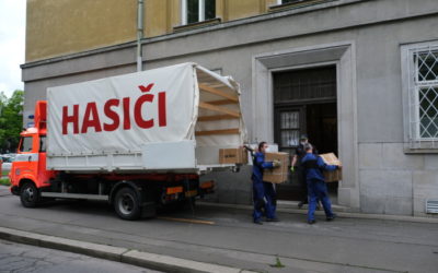Řadoví policisté a hasiči získají za pomoc během pandemie odměnu 20 000 korun