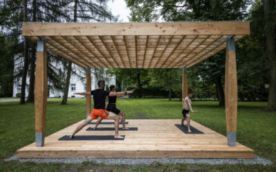 Yogapointy – dřevěné vzdušné přístřešky k relaxaci či cvičení – už stojí na pěti místech v kraji