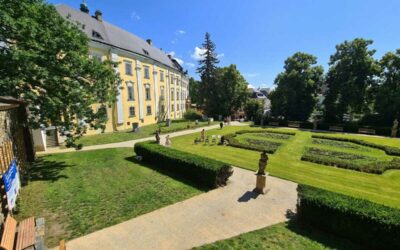 Bruntálský zámek má nově opravený park
