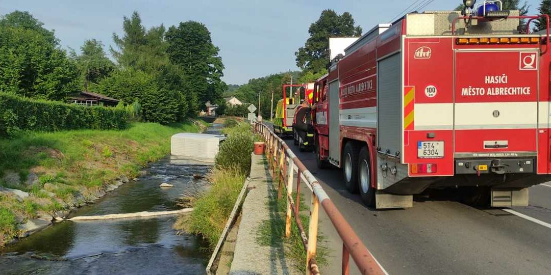 Ve Městě Albrechticích dodávka prorazila zábradlí, skončila v řece