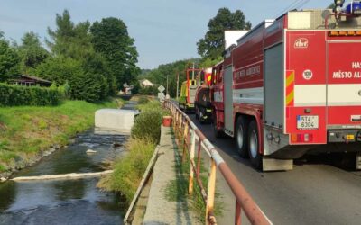 Ve Městě Albrechticích dodávka prorazila zábradlí, skončila v řece