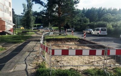 Bruntál: Řidiči v Uhlířské dostanou další parkovací místa, práce jsou v plném proudu