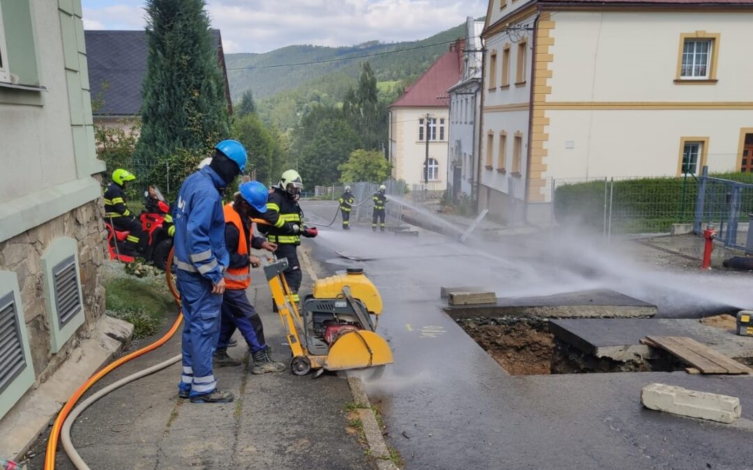 Ve Vrbně evakuovali 48 osob, vzplanulo tam plynové potrubí!