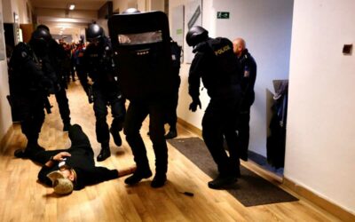 V budově gymnázia se ozývala střelba ze samopalu