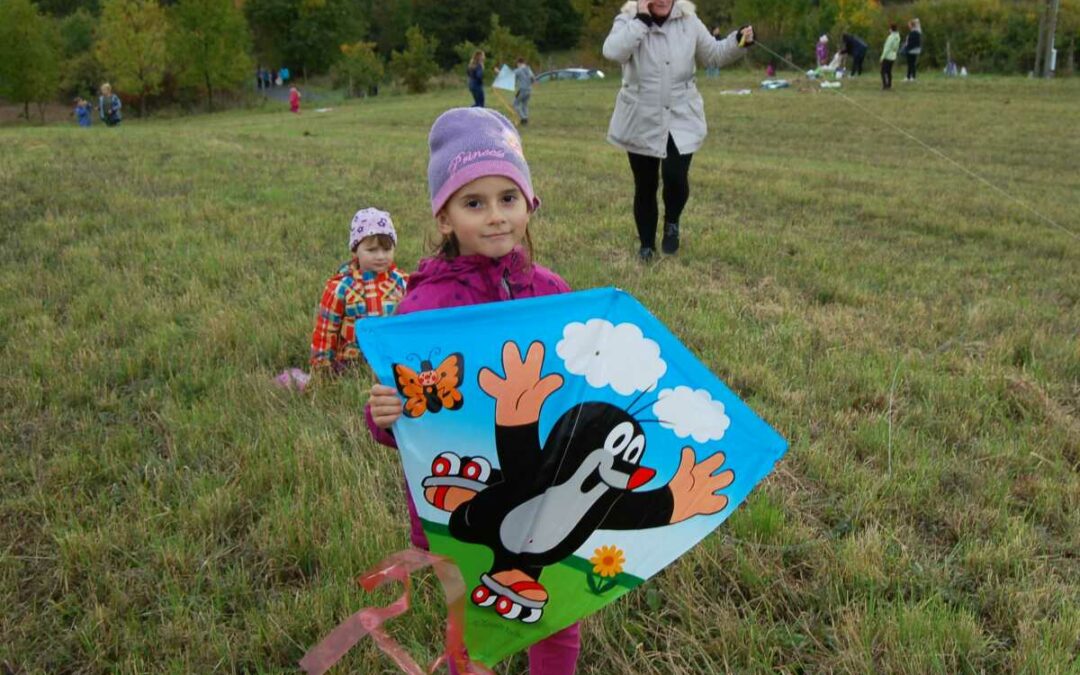 Děti v Dívčím Hradě společně s rodiči pouštěly draky