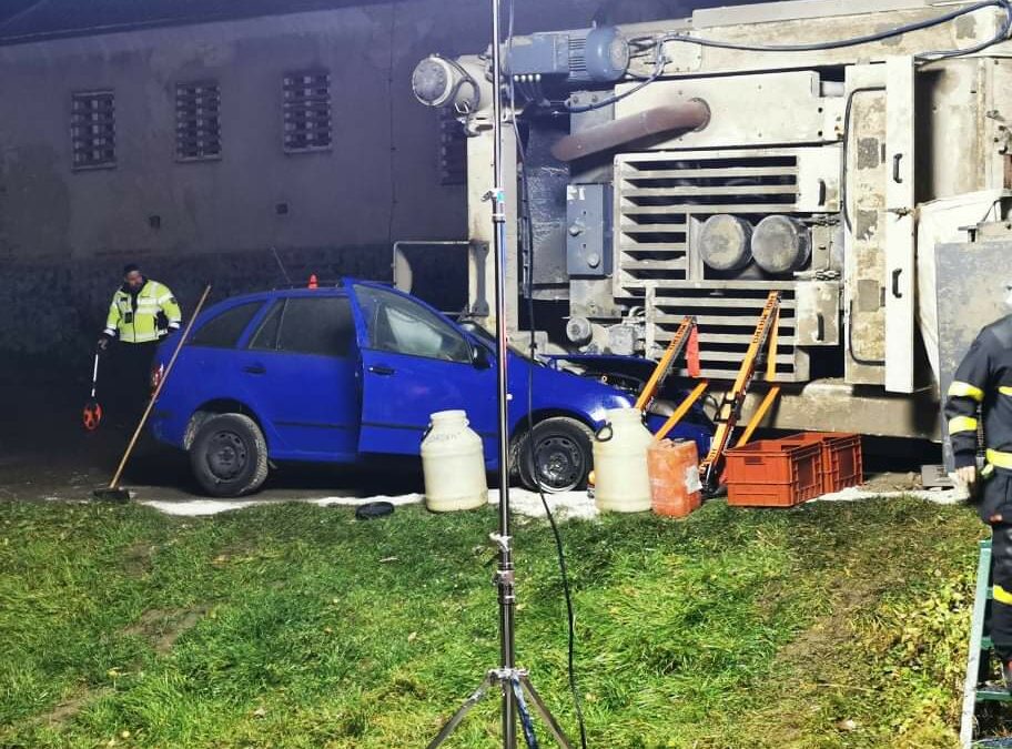 Ve Vrbně se převrátila zemní fréza, zranil se 47letý muž!