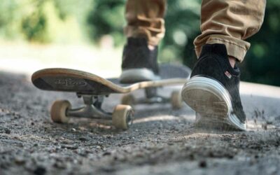 Krnov: Skateboardista se při pádu pořezal o střep