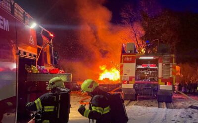 Policisté a hasiči získají měsíčně o 700 korun více