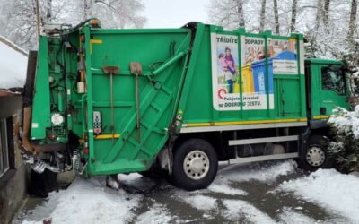 Moravskoslezští hasiči vyprošťovali dva popelářské vozy stojící napříč silnicí