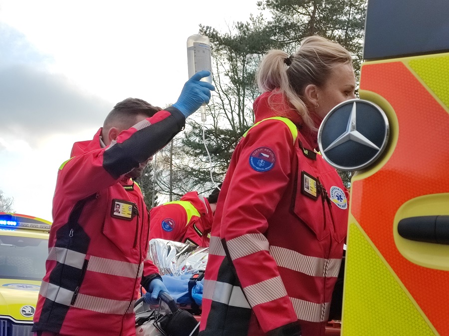 Osoblažsko: Řidička nezvládla předjíždění, dvě děti skončily v nemocnici