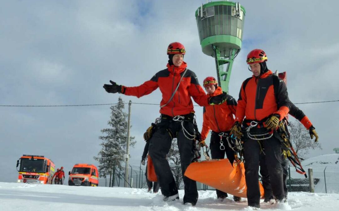 Lezecké družstvo moravskoslezských hasičů absolvovalo sérii denních a nočních výcviků na vodojemu ve Velké Polomi