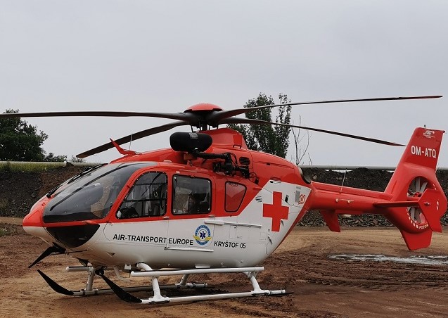 Někdo oslňoval záchranářský vrtulník laserem, musel nouzově přistát