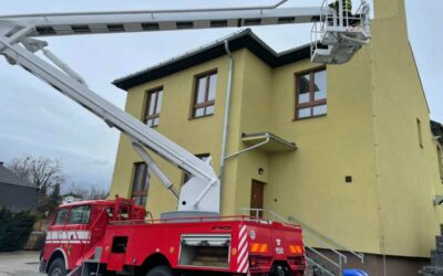 Hasiči odstranili utržený plech ze střechy školní jídelny v Horním Benešově