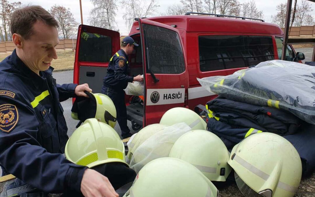 Hasiči hasičům. Sbory věnovaly stovky přileb, zásahových obleků a dalšího vybavení