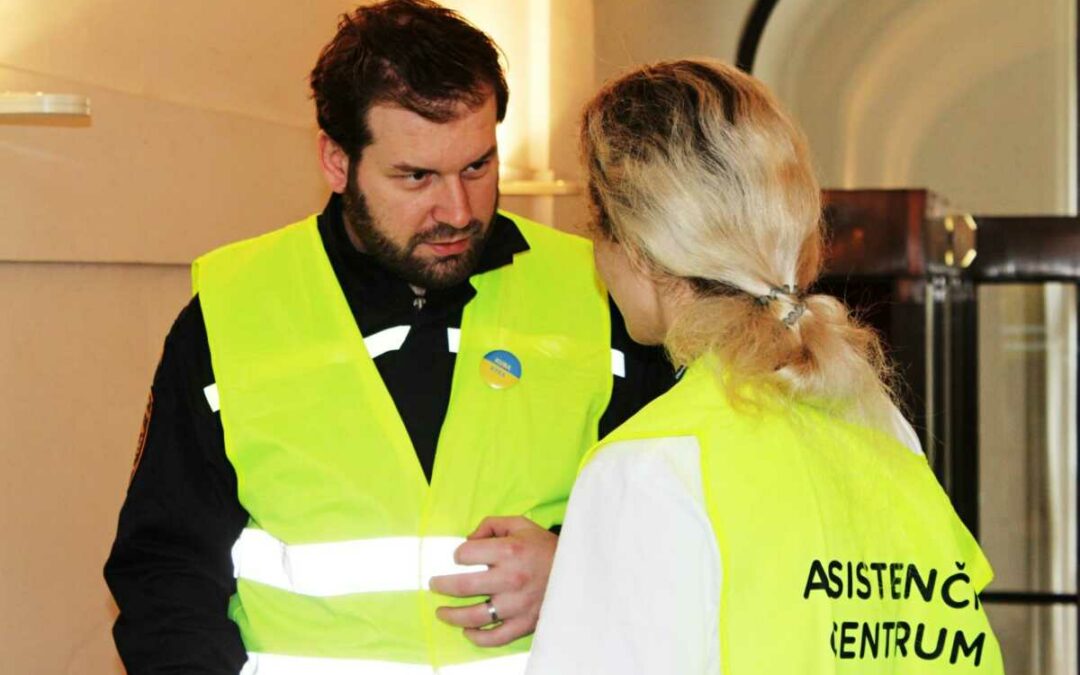 Hasič Jakub Brumar řídí chod asistenčního centra. Pomáhá vyčerpaným uprchlíkům