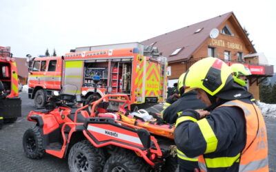 Při požáru horské chaty Barborka v Jeseníkách složky IZS využily svá terénní vozidla