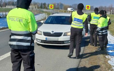 Zkušenější policisté dohlíželi na rekruty při kontrolách