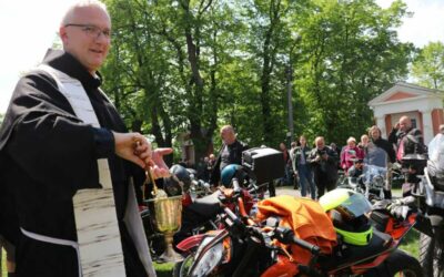 Kněz na Cvilíně udělil jezdcům požehnání do nadcházející motorkářské sezony