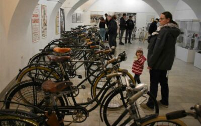 Muzejní noc na bruntálském zámku zahájila výstavu o historii cyklistiky