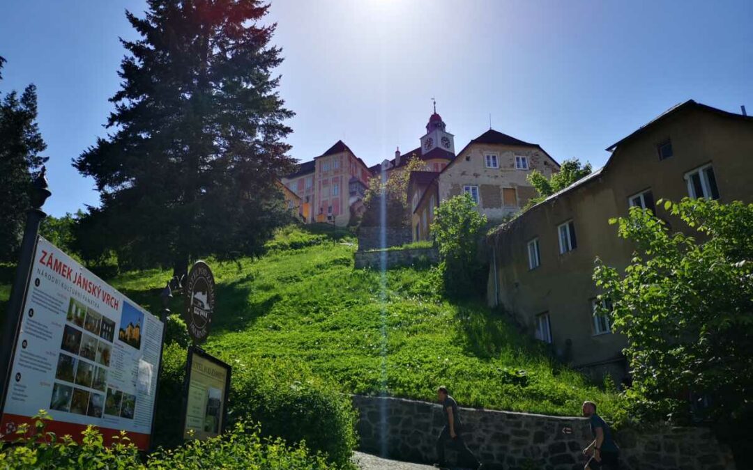 Navštivte Jánský Vrch, zámek na skalnatém kopci