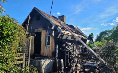 Při požáru chaty v Krnově vznikla škoda za 600 tisíc korun, zasahovaly čtyři jednotky hasičů