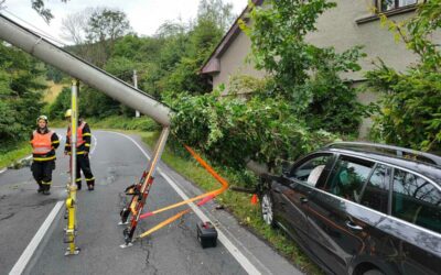 Holčovice: Řidič narazil do betonového sloupu elektrického vedení