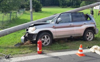 Zátor: Řidič narazil do sloupu, letěl pro něj vrtulník