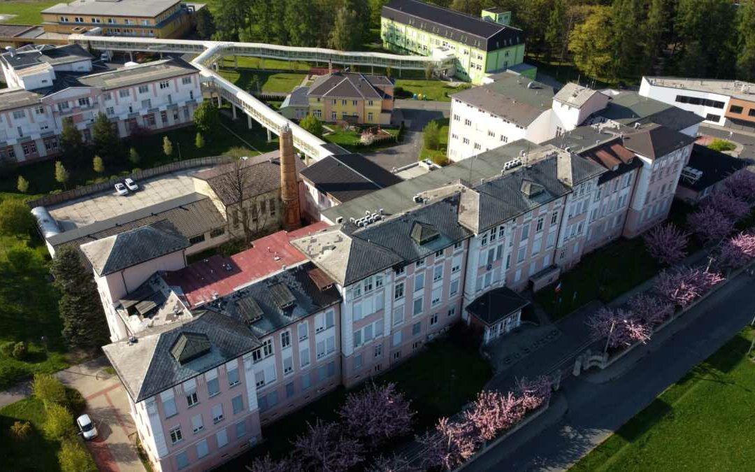 Krnov: V nemocnici začíná oprava střechy hlavní budovy