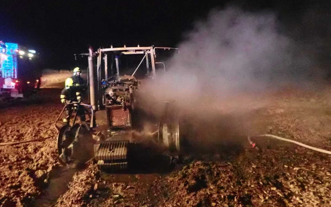 V Bohušově na Osoblažsku vzplanul traktor, požár způsobil škodu za půl milionu korun