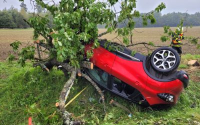 Řidička na Opavsku narazila do stromu, letěl pro ní vrtulník