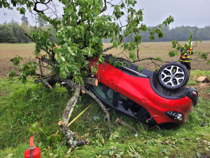 Řidička na Opavsku narazila do stromu, letěl pro ní vrtulník