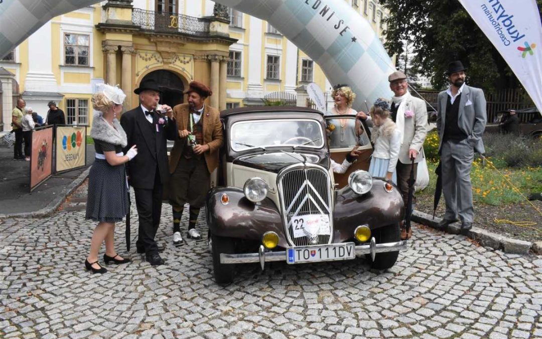 Kolona automobilových veteránů opět projela Bruntálem