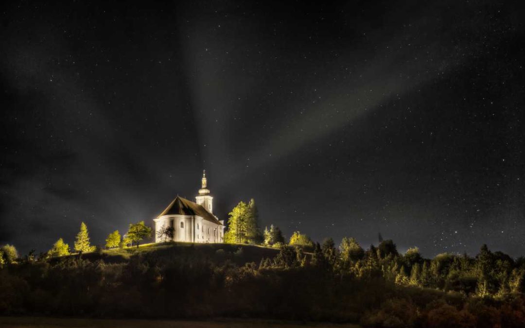 Uhlířský vrch je krásná přírodní památka, těžební lom i poutní místo