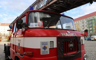 Zástupci Nadvirné si převzali vyřazený speciální žebříkový hasičský automobil