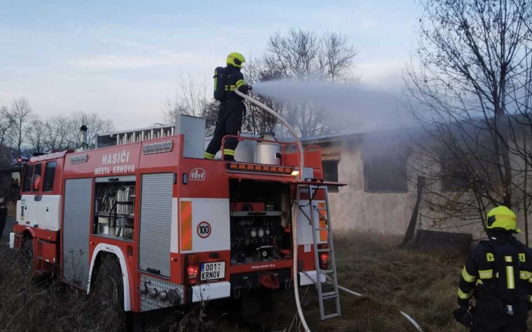 V areálu bývalého zahradnictví v Krnově hořel nahromaděný odpad