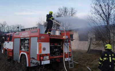 V areálu bývalého zahradnictví v Krnově hořel nahromaděný odpad