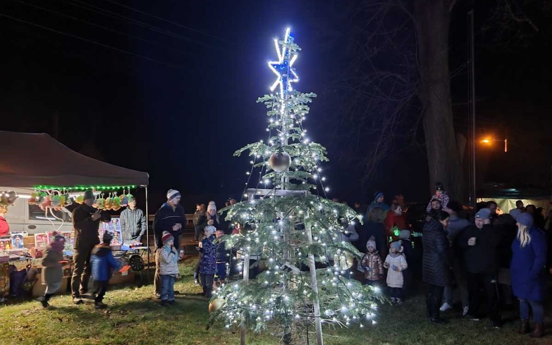 Ve čtvrtek slavnostně rozsvítili vánoční stromeček v Hynčicích