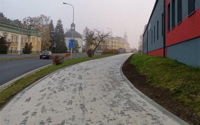 Bruntál: Chodník u Storesu se dočkal kompletní opravy