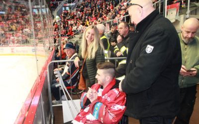 NADACE AGEL podpořila na invalidním vozíku upoutaného fanouška. Michalovi z Krnova zatleskala celá hala