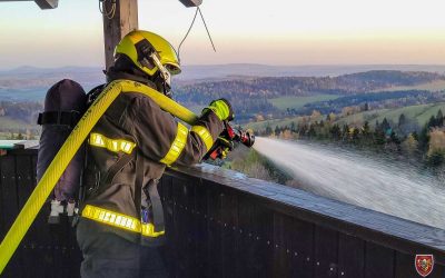 Požár rozhledny Nová Ves na Bruntálsku byl námětem prověřovacího cvičení profesionálních a dobrovolných hasičů