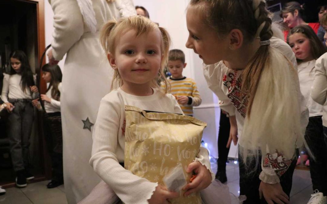 Ukrajinské děti v Krnově oslavily Mikuláše, dostaly od něj dárky