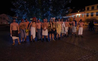 Bruntálští saunaři proběhli v podvečer centrem města
