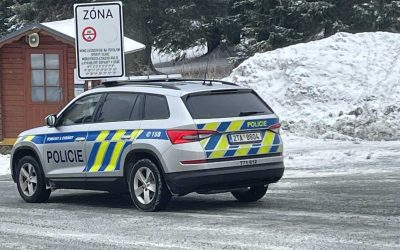 Policejní auto mělo rozjet lyžařské stopy na Praděd! Nejednalo se o úmysl, brání se policie