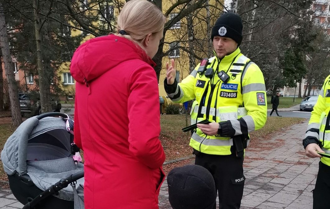 Policie ČR: Chodci, dávejte pozor při přecházení silnice! Řidiči, dávejte pozor na chodce!