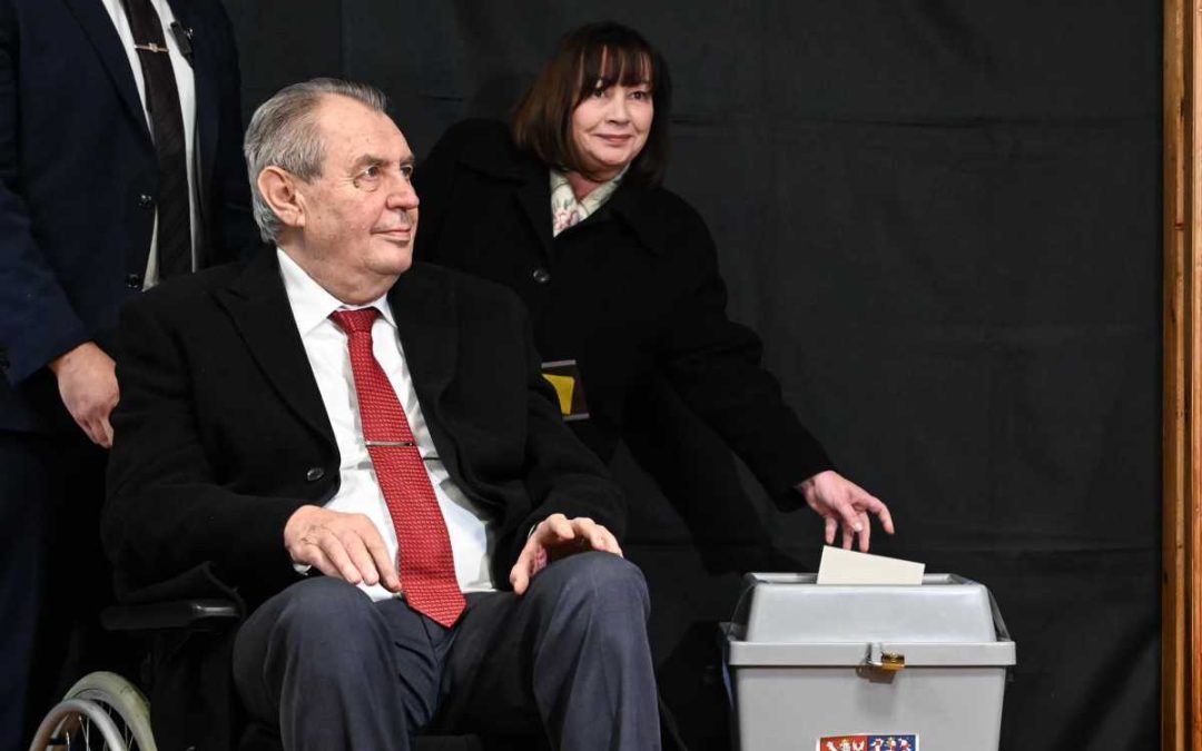 Prezident Miloš Zeman dnes odevzdal svůj hlas v Lánech s manželkou Ivanou