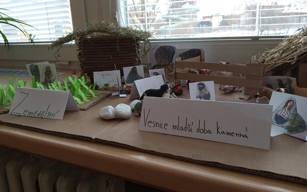 Bruntál: Šesťáci z Jedničky postavili model vesnice z mladší doby kamenné